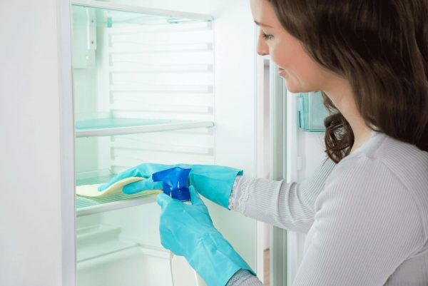 Cleaning-your-kitchen-fridge
